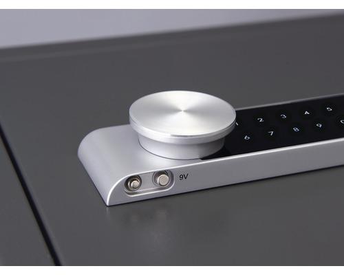 Close-up van het bedieningspaneel van een kluis met draaiknop en numeriek toetsenbord