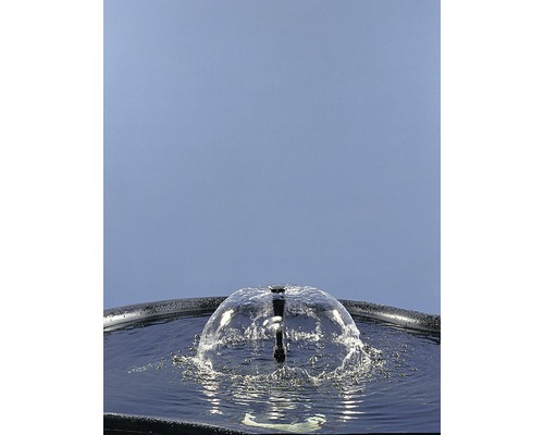 Waterspel met waterfontein in een bassin