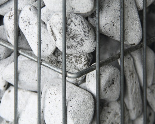 Close-up van een schanskorfsteen in een draadmand