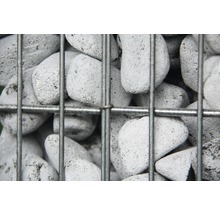 Close-up van schanskorfstenen in een draadmand