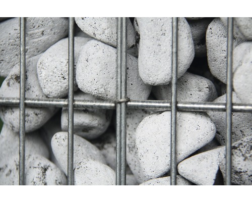 Close-up van schanskorfstenen in een draadmand