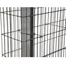 Detailweergave van een schanskorf met draadgaas en metalen palen