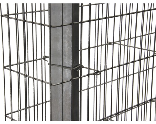 Detailweergave van een schanskorf met draadgaas en metalen palen