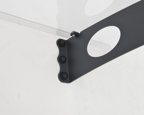 Detailopname van een transparante luifel met metalen beugel