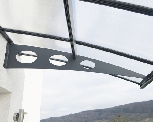 Overkapping met transparant polycarbonaat en stalen beugel