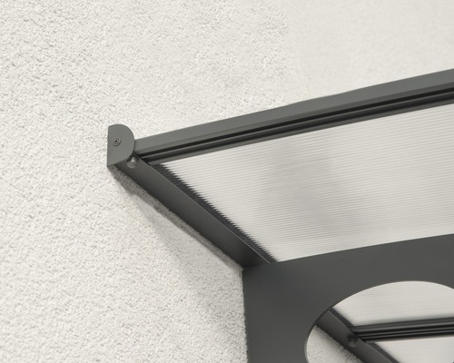 Detailopname van een grijze deur luifel met doorzichtig polycarbonaat dak aan een gevel
