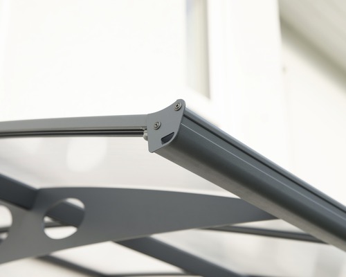 Detailopname van een terrasoverkapping met aluminium frame