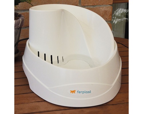 Witte plastic drinkfontein voor huisdieren met Ferplast logo