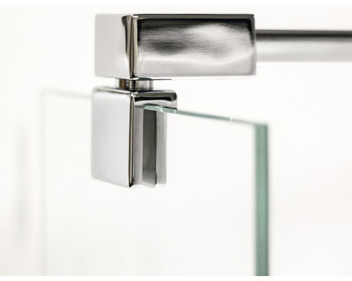 Detailopname van een metalen douchecabinebeugel met glas