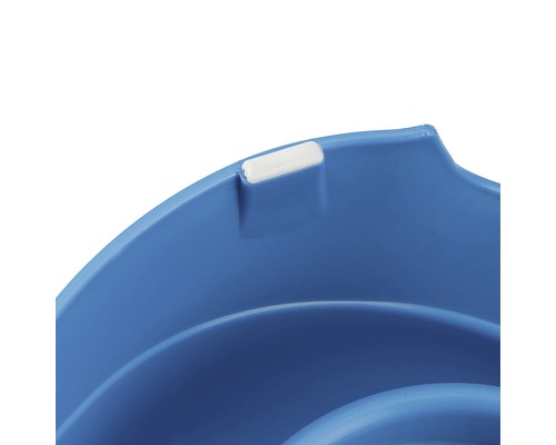 Gedetailleerde weergave van een blauw kunststofproduct met bevestigingsmiddel