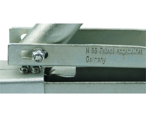 Detailopname van een beugel met het opschrift H 99 Patent aangemeld Duitsland