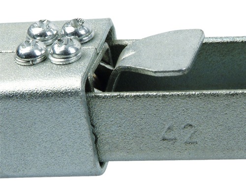 Detailopname van een zilverkleurig metalen beslag met schroeven