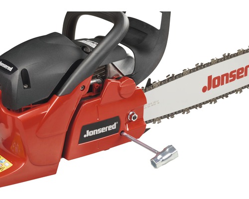 Jonssered kettingzaag detailopname met moersleutel