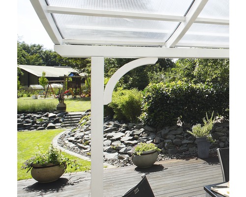 Terrasoverkapping met doorzichtig dak en uitzicht op een tuin