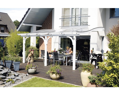 Terras met terrasoverkapping, tafel en tuinmeubelen voor het huis