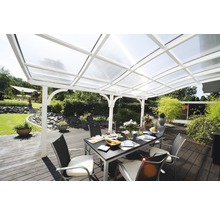 Terras met zitgroep onder een wit terrasdak van polycarbonaat