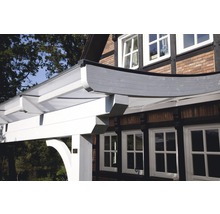 Detailopname van een houten pergola aan een huis
