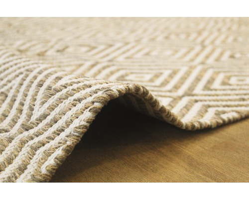 Detailopname van een tapijt met geometrisch patroon