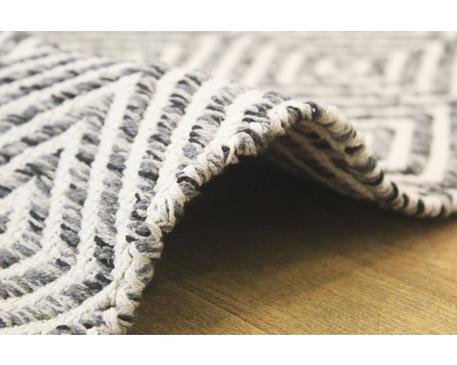 Detailaanzicht van een vloerkleed met geometrisch patroon