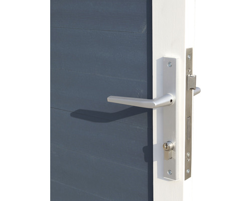 Close-up van een deur met een zilverkleurige deurklink en slot