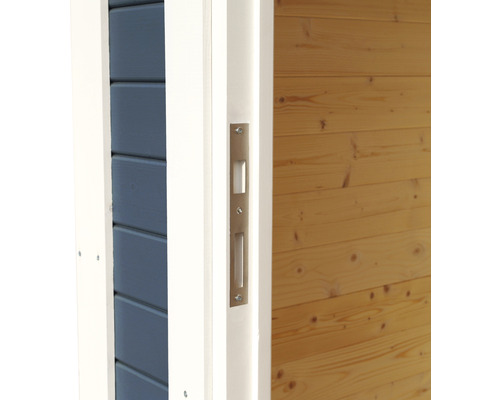 Detailopname van een deurslot met verzonken handgreep in een houten deur