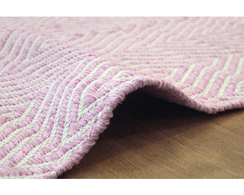 Detailopname van een vloerkleed met geometrisch motief