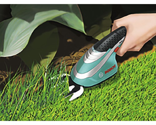 Accu gras- en struikschaar in gebruik voor het trimmen van gras