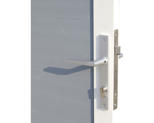 Detailopname van een tuindeur met zilverkleurige deurklink en slot