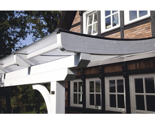 Gedetailleerd aanzicht van een wit houten terrasoverkapping met doorschijnende dakbedekking aan een huis