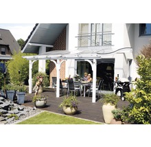 Terras met terrasoverkapping, tafel, stoelen en barbecue