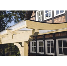 Houten pergola aan een huis met vakwerkmetselwerk