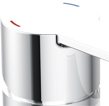 Detailopname van een kraanhendel met markeringen voor koud en warm water