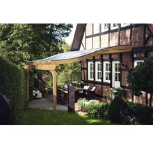 Houten carport met golvend metalen dak en zithoek in de tuin