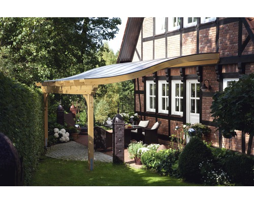 Houten carport met golvend metalen dak en zithoek in de tuin