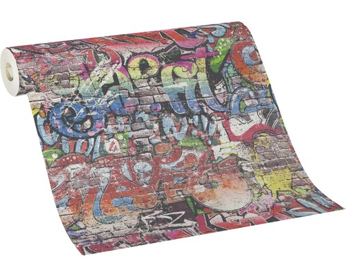 Rol behang met graffitimotief op bakstenen muur