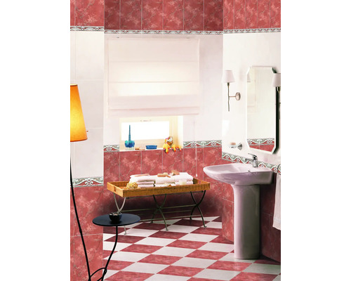Badkamer met rode en witte tegels, wastafel, spiegel en raam met rolgordijn