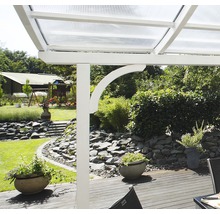 Terrasoverkapping met transparante elementen en tuinzicht