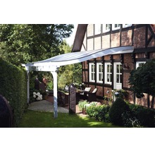 Overdekt terras met tuinmeubelen en beplante tuin