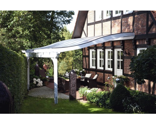 Overdekt terras met tuinmeubelen en beplante tuin