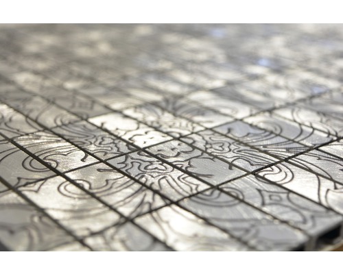 Close-up van zilverkleurige mozaïektegels met patroon