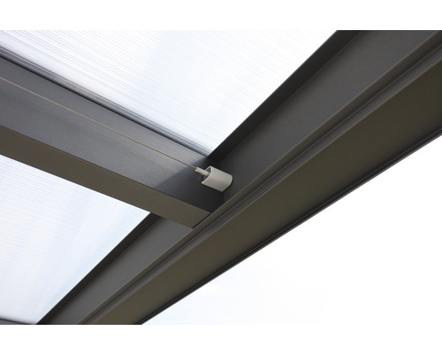 Detailopname van een terrasoverkapping met aluminium frame en polycarbonaatplaten