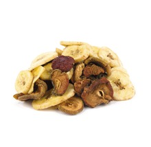 Stapel gedroogde bananenschijfjes en ander gedroogd fruit