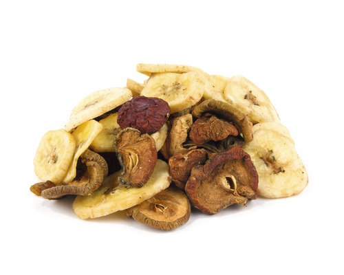 Stapel gedroogde bananenschijfjes en ander gedroogd fruit