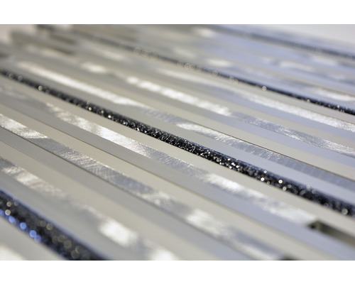 Close-up van meerdere aluminium profielen met glinsterende, donkere accenten