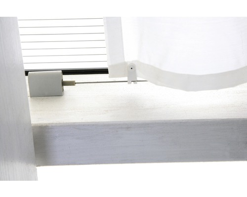 Detailopname van een raamdecoratie-element met accessoires