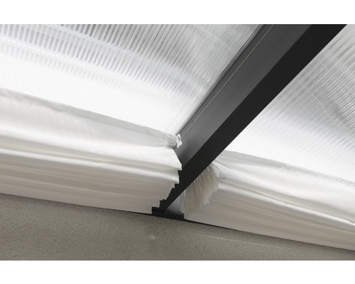 Detailopname van een terrasoverkapping met zonweringssysteem