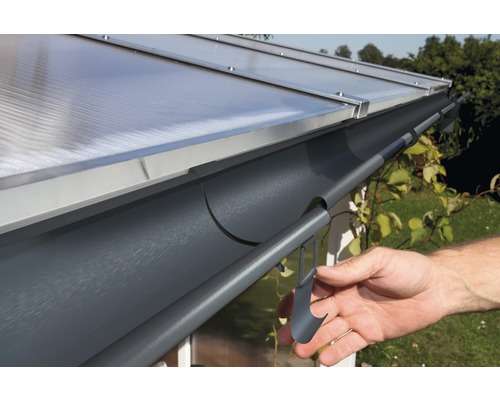 Installatie van een metalen dakgoot op een dak