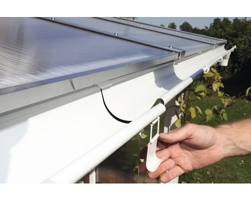 Installatie van een dakgoot op een transparant dak