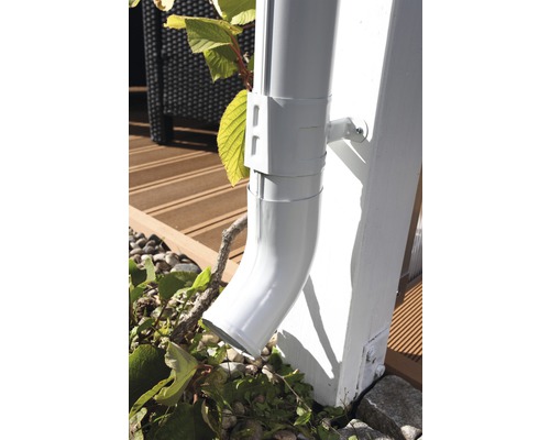 Detailopname van een dakgoot met regenpijp en beugel