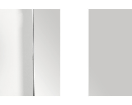 Detailopname van een douchecabine met transparante panelen en zilverkleurige fittingen